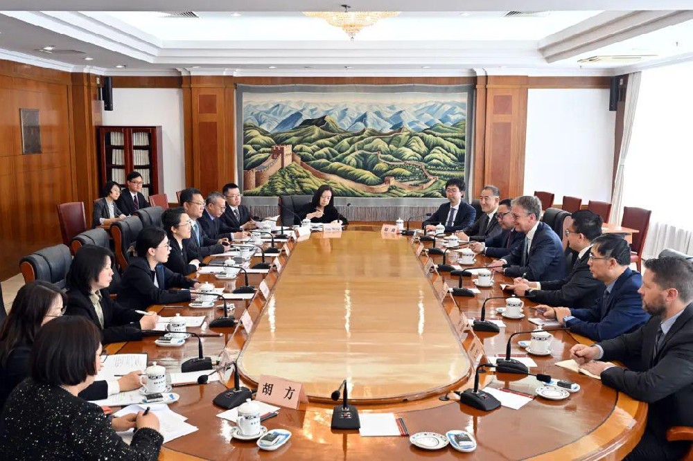 国家发展改革委副主任郑备会见力拓集团首席执行官石道成